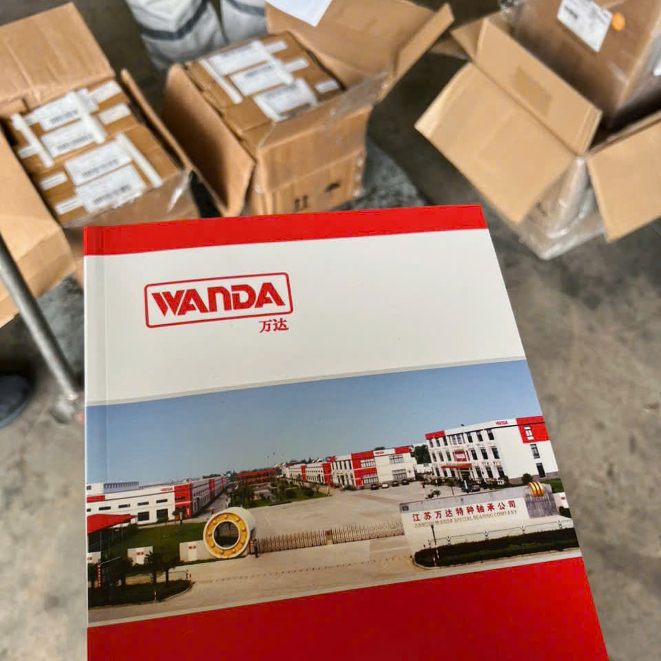 Cận cảnh cuốn Catalogue chính thức của Jiangsu Wanda Special Bearing Co., Ltd đi kèm đơn hàng để khách hàng tiện tra cứu thông số kỹ thuật chuẩn xác